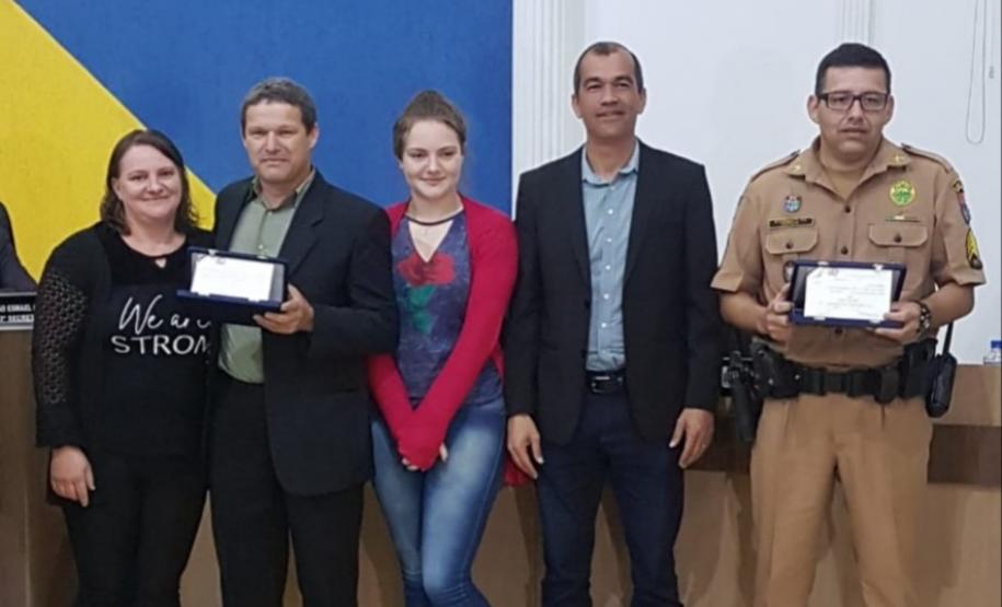 Câmara Municipal de Carambeí homenageia policiais militares por ação heroica na cidade e ingresso na Reserva Remunerada
