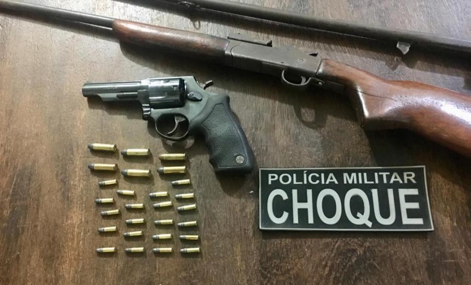 Veículo roubado e com placas clonadas é recuperado pela PM no Oeste do estado; dois homens acabam presos e três armas apreendidas