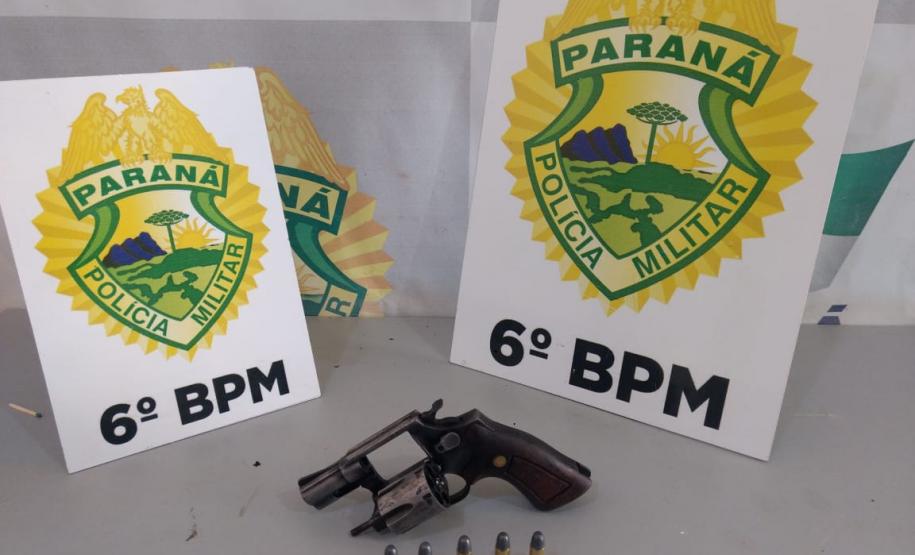 Veículo roubado e com placas clonadas é recuperado pela PM no Oeste do estado; dois homens acabam presos e três armas apreendidas