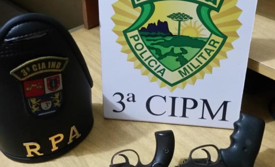 Denúncia de roubo leva PM a prender dois homens e apreenderem duas armas de fogo em Loanda, no Noroeste do estado