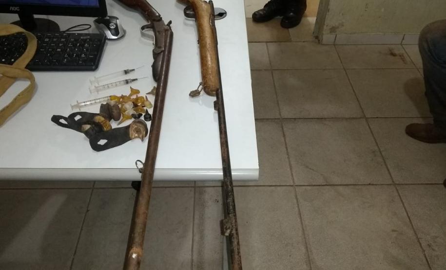 Polícia Ambiental fecha rinha de galo com 45 animais, prende proprietário e apreende duas espingardas no Oeste do estado Polícia Ambiental fecha rinha de galo com 45 animais, prende proprietário e apreende duas espingardas no Oeste do estado