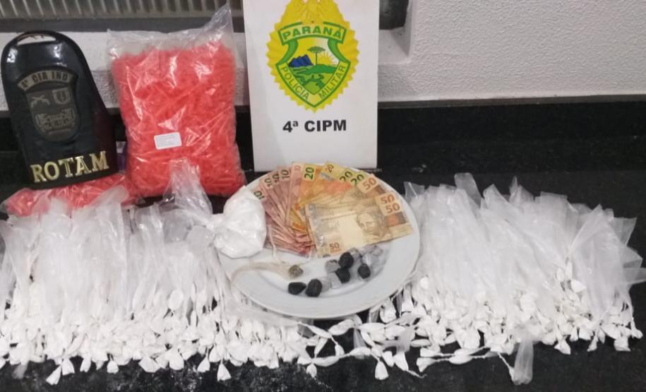 Mais de 500 porções de cocaína são apreendidas, além de outras drogas, em Londrina (PR) Mais de 500 porções de cocaína são apreendidas, além de outras drogas, em Londrina (PR)