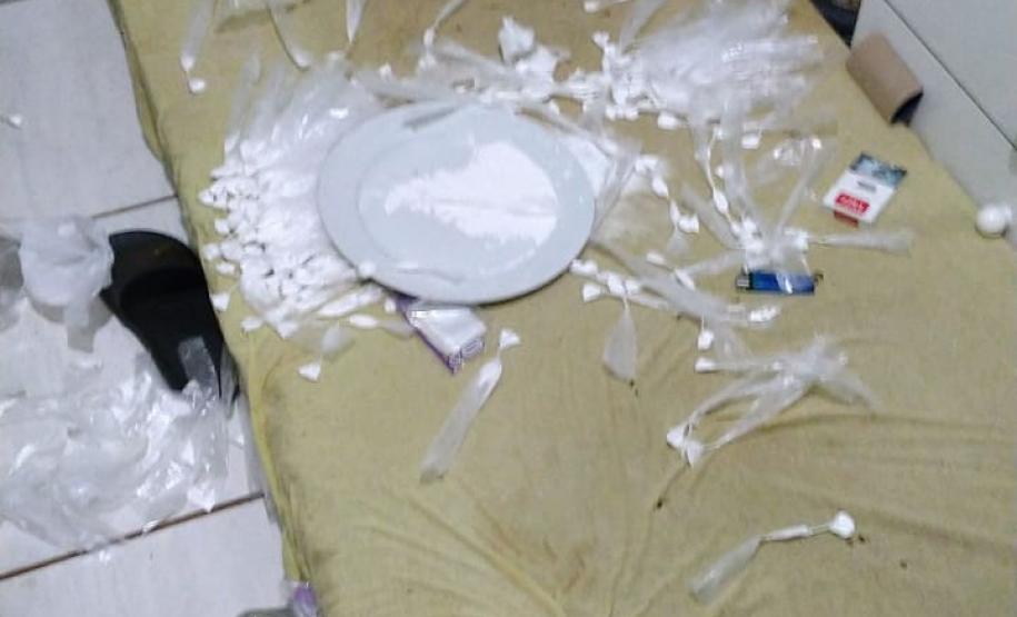 Mais de 500 porções de cocaína são apreendidas, além de outras drogas, em Londrina (PR) Mais de 500 porções de cocaína são apreendidas, além de outras drogas, em Londrina (PR)