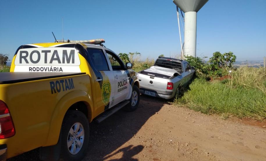 Utilizado no contrabando de cigarros, carro com alerta de roubo é apreendido pela PM no Interior do Paraná