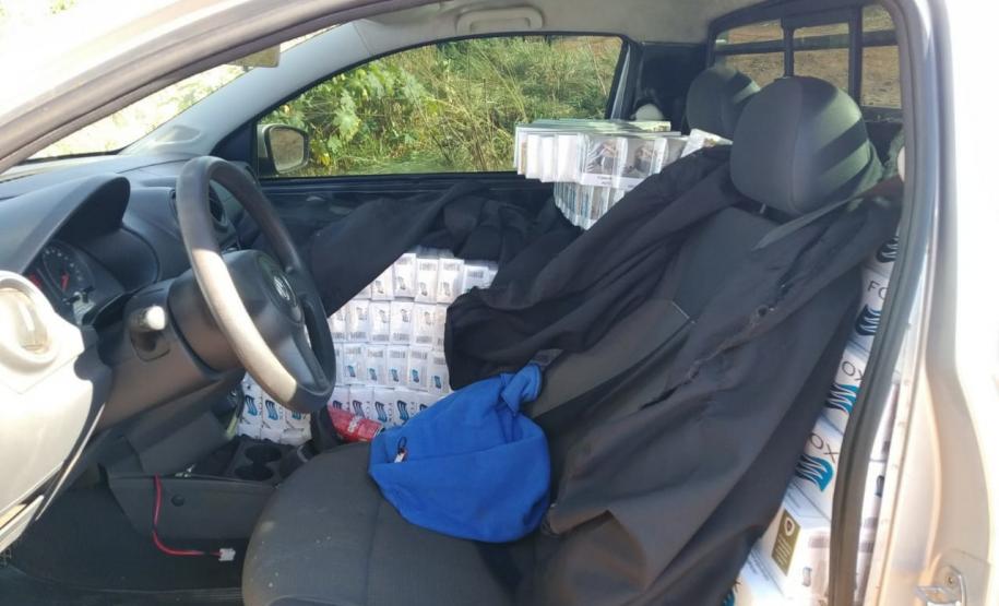 Utilizado no contrabando de cigarros, carro com alerta de roubo é apreendido pela PM no Interior do Paraná