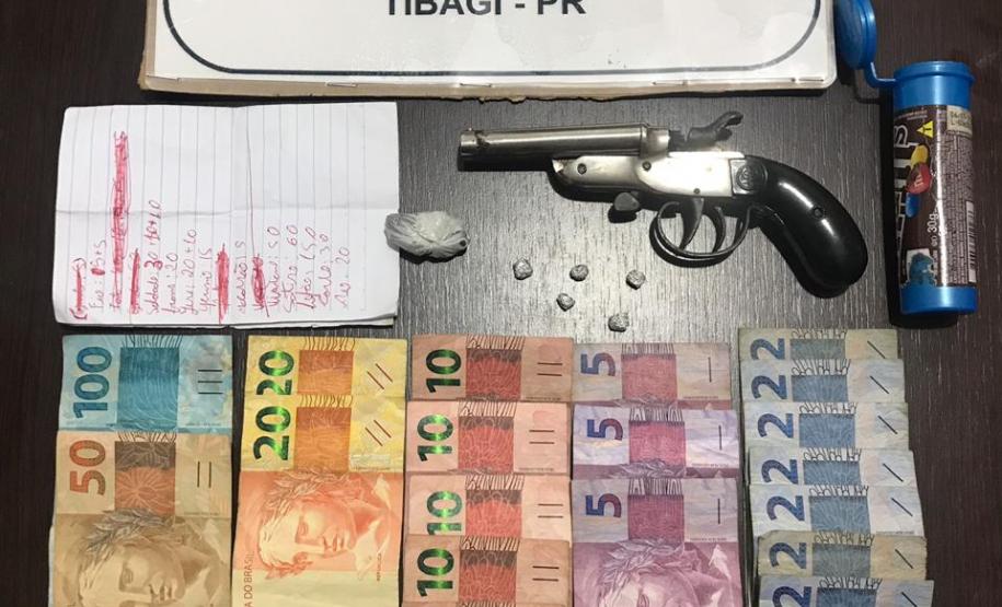 Quatro pessoas são encaminhadas durante abordagem da PM que resultou na apreensão de arma de fogo e drogas