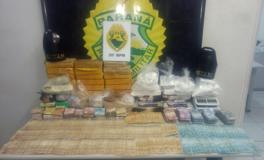 Drogas são apreendidas em casas que funcionavam como ponto de tráfico em Curitiba (PR); dois acabam presos Drogas são apreendidas em casas que funcionavam como ponto de tráfico em Curitiba (PR); dois acabam presos