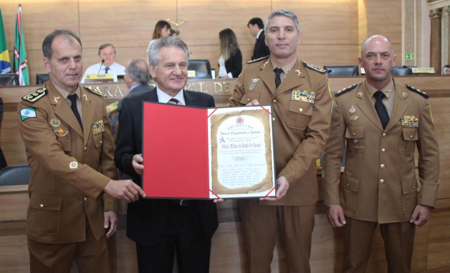 Curitiba, 19 de junho de 2019. Alto Comando da PMPR recebe homenagem na Camera municipal de Curitiba. Foto: da esq. para dir. Cel Moraes, Presidente da Camera Municipal Sabino Picolo, Cel Pericles e Ten-Cel Hudson.