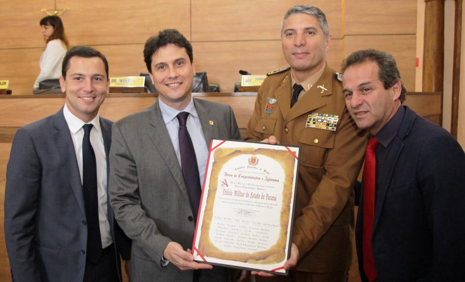 Curitiba, 19 de junho de 2019. Alto Comando da PMPR recebe homenagem na Camera municipal de Curitiba. Foto: Cel Pericles recebe homenagem das demais autoridades.