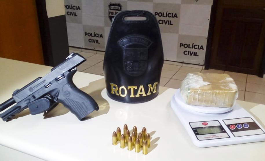 Em Colombo (RMC), PM prende dupla com quase quatro quilos de maconha e denúncia leva a equipe a abordar residência e apreender mais drogas e arma