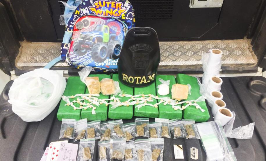 Em Colombo (RMC), PM prende dupla com quase quatro quilos de maconha e denúncia leva a equipe a abordar residência e apreender mais drogas e arma
