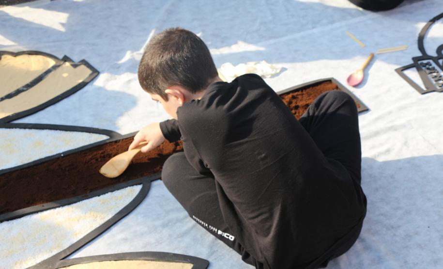 Curitiba, 20 de junho de 2019. Tapete da Policia Militar Corpus Christi. Foto: Filho de um Policial Militar pintando tapete.