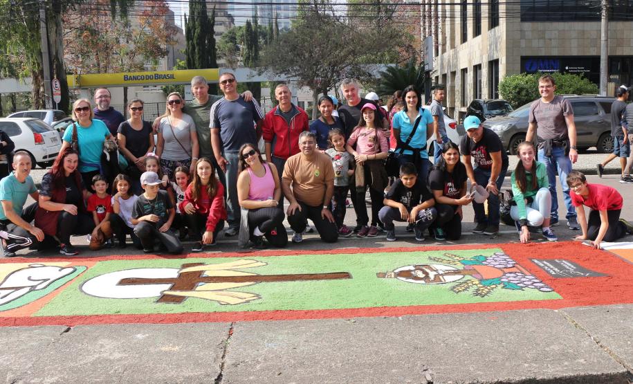 Curitiba, 20 de junho de 2019. Tapete da Policia Militar Corpus Christi. Foto: Policiais militares e Familiares.