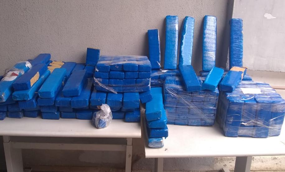 PM encontra mochila abandonada no bairro Cajuru, em Curitiba, e acaba apreendendo mais de 160 quilos de maconha em Campo Largo (RMC) PM encontra mochila abandonada no bairro Cajuru, em Curitiba, e acaba apreendendo mais de 160 quilos de maconha em Campo Largo (RMC)