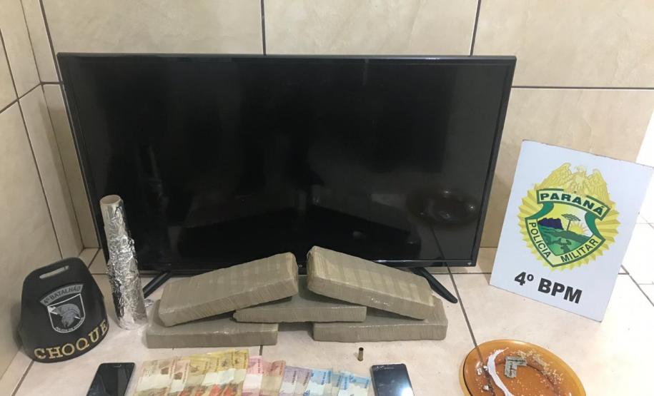 Tabletes de maconha são apreendidos pela PM em Maringá (PR); adolescentes acabam encaminhados por tráfico de drogas Tabletes de maconha são apreendidos pela PM em Maringá (PR); adolescentes acabam encaminhados por tráfico de drogas