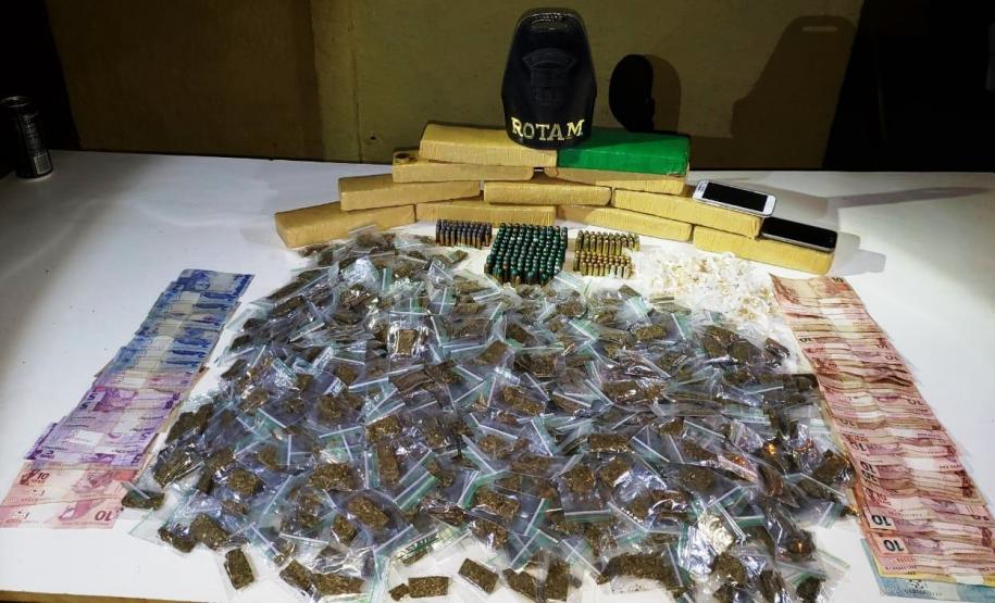 Mais de 15 quilos de drogas e 221 munições são apreendidas pela PM em Colombo (PR) Mais de 15 quilos de drogas e 221 munições são apreendidas pela PM em Colombo (PR)