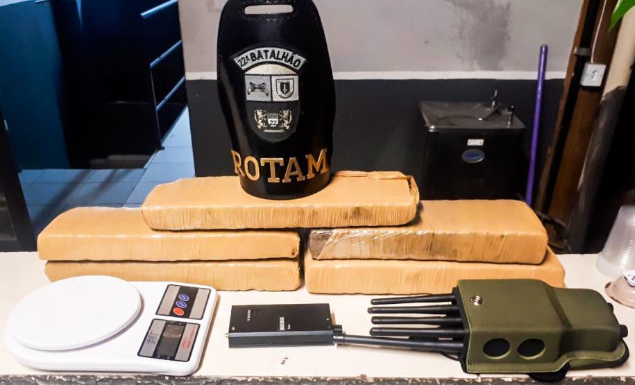 Mais de 15 quilos de drogas e 221 munições são apreendidas pela PM em Colombo (PR) Mais de 15 quilos de drogas e 221 munições são apreendidas pela PM em Colombo (PR)