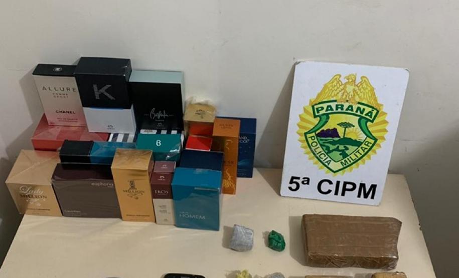 Fuga de rapazes é frustrada pela PM e drogas são apreendidas em Cianorte (PR) Fuga de rapazes é frustrada pela PM e drogas são apreendidas em Cianorte (PR)