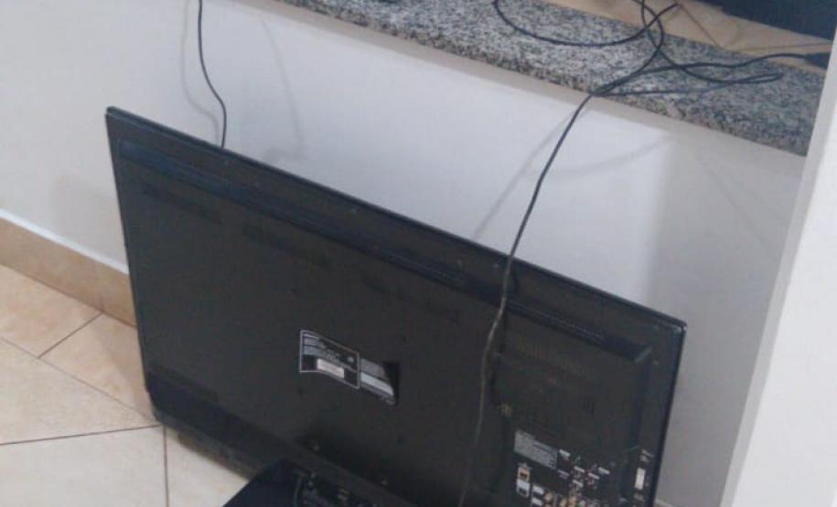 Homem é preso pela PM em flagrante roubando residência em Londrina (PR) Homem é preso pela PM em flagrante roubando residência em Londrina (PR)