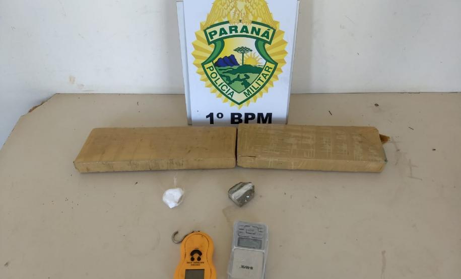 Homem foragido da justiça é preso pela PM e mais de dois quilos de maconha são apreendidos em Ponta Grossa (PR) Homem foragido da justiça é preso pela PM e mais de dois quilos de maconha são apreendidos em Ponta Grossa (PR)