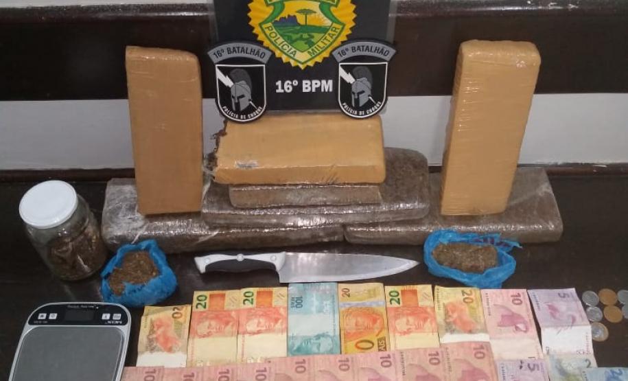 Em Guarapuava (PR), PM prende rapaz e apreende mais de seis quilos de maconha Em Guarapuava (PR), PM prende rapaz e apreende mais de seis quilos de maconha