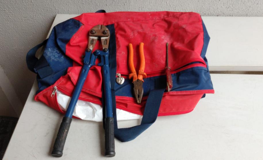 Envolvidos em furtos à residência em Campo Largo, dupla é presa pela PM com ferramentas e maconha