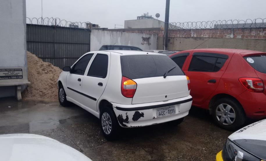 Envolvidos em furtos à residência em Campo Largo, dupla é presa pela PM com ferramentas e maconha