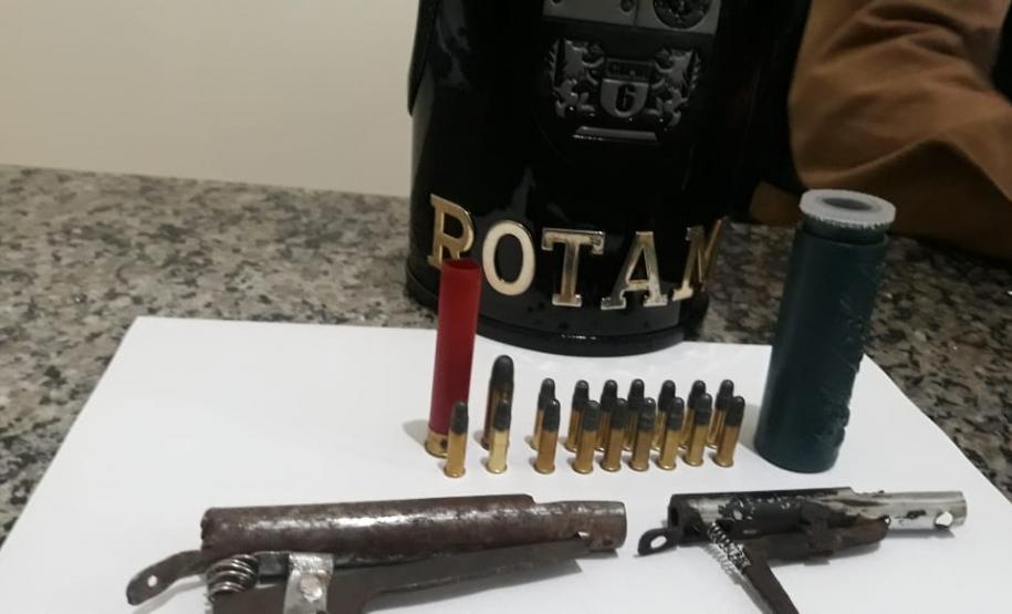 Homem é flagrado pela PM manuseado uma garrucha, é preso e mais seis armas de fogo acabam apreendidas Homem é flagrado pela PM manuseado uma garrucha, é preso e mais seis armas de fogo acabam apreendidas