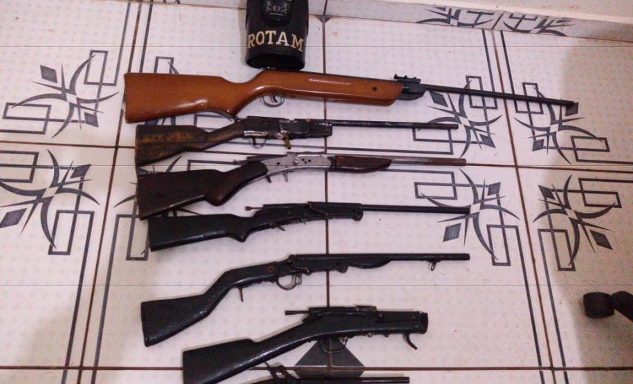 Homem é flagrado pela PM manuseado uma garrucha, é preso e mais seis armas de fogo acabam apreendidas Homem é flagrado pela PM manuseado uma garrucha, é preso e mais seis armas de fogo acabam apreendidas