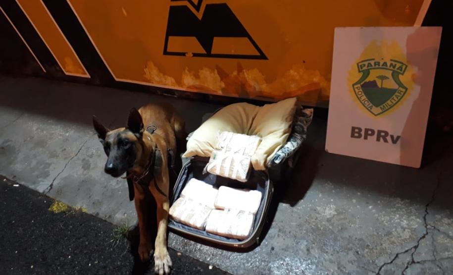 Homem foragido é preso pelo BPRv após ser flagrado transportando mais de seis quilos de crack no Norte do estado Homem foragido é preso pelo BPRv após ser flagrado transportando mais de seis quilos de crack no Norte do estado