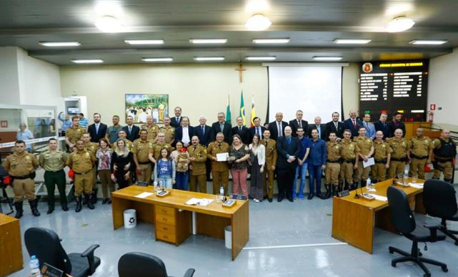 Após salvarem criança, policiais do BPRv de Maringá (PR) são homenageados na Câmara Municipal