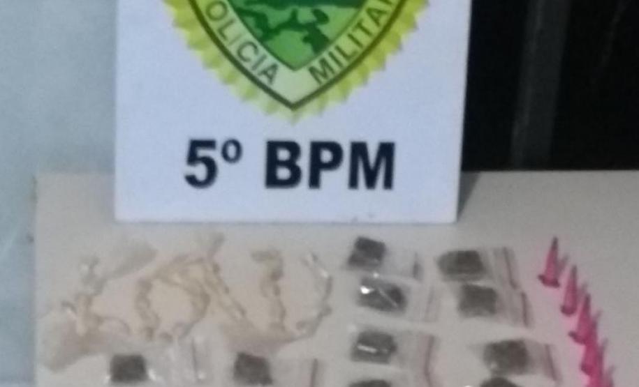 Dois homens são presos pela PM com porções de crack, maconha e cocaína em Londrina, no Norte do estado Dois homens são presos pela PM com porções de crack, maconha e cocaína em Londrina, no Norte do estado