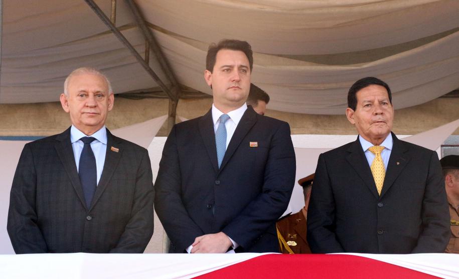 Curitiba, 28 de junho de 2019. Regimento de Polícia Montada comemora 140 anos com solenidade e a participação do presidente em exercício, Hamilton Mourão. Foto: Deputado Ademar Traiano, Governador Ratinho Junior e Presidente em exercício Hamilton Mourão.