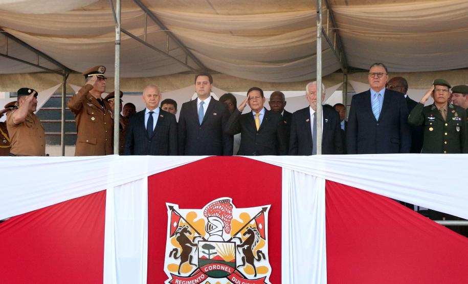 Curitiba, 28 de junho de 2019. Regimento de Polícia Montada comemora 140 anos com solenidade e a participação do presidente em exercício, Hamilton Mourão. Foto: Presidente em exercício Hamilton Mourão recebe as honras militares.