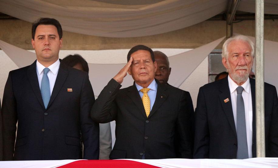 Curitiba, 28 de junho de 2019. Regimento de Polícia Montada comemora 140 anos com solenidade e a participação do presidente em exercício, Hamilton Mourão. Foto: Presidente em exercício Hamilton Mourão recebe as honras militares.