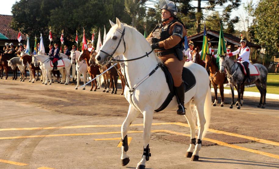 Curitiba, 28 de junho de 2019. Regimento de Polícia Montada comemora 140 anos com solenidade e a participação do presidente em exercício, Hamilton Mourão. Foto: Maj Stange, Subcomandante do RPMon, apresenta a tropa ao Presidente em exercício Hamilton Mourão.