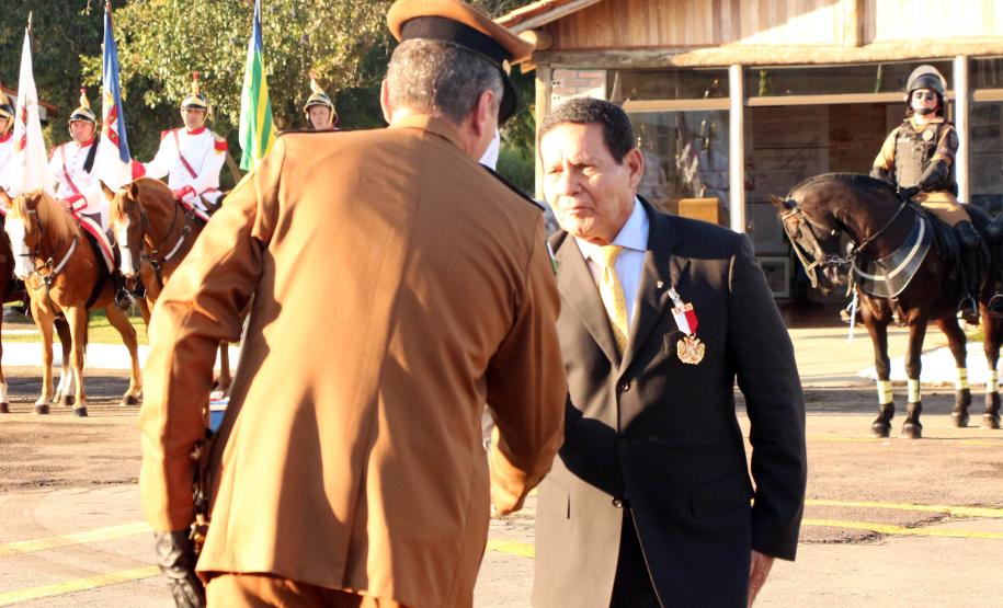 Curitiba, 28 de junho de 2019. Regimento de Polícia Montada comemora 140 anos com solenidade e a participação do presidente em exercício, Hamilton Mourão. Foto: Comandante da PMPR, Cel. Pericles de Mattos faz a entrega da medalha Herois da Cavalaria ao Presidente em exercício Hamilton Mourão.