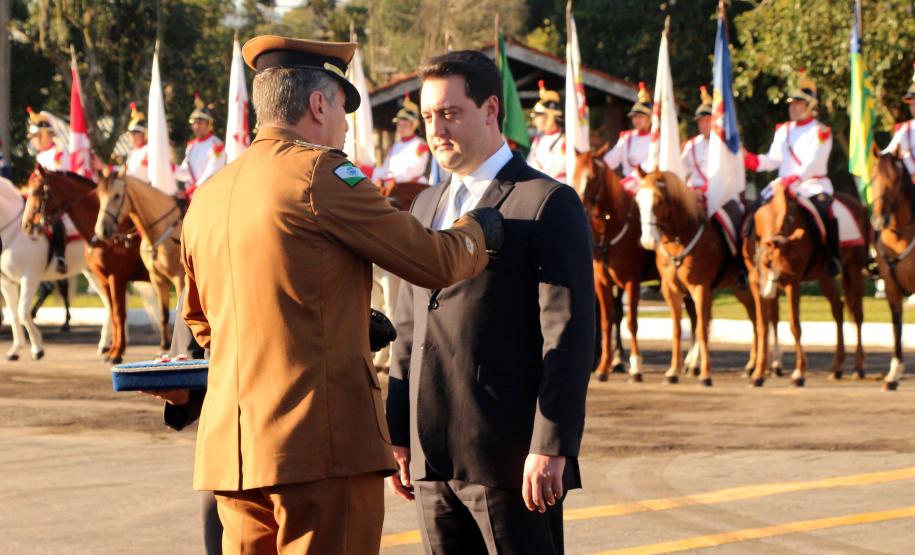 Curitiba, 28 de junho de 2019. Regimento de Polícia Montada comemora 140 anos com solenidade e a participação do presidente em exercício, Hamilton Mourão. Foto: Comandante da PMPR, Cel. Pericles de Mattos faz a entrega da medalha Herois da Cavalaria ao Governador Ratinho Junior.