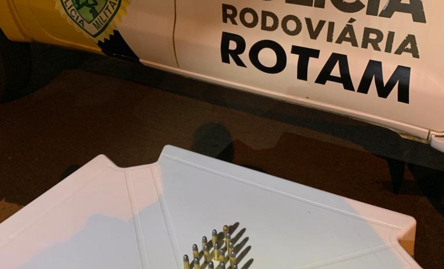 Revólver é apreendido pelo BPRv durante abordagem na PR 323, em Cianorte Revólver é apreendido pelo BPRv durante abordagem na PR 323, em Cianorte