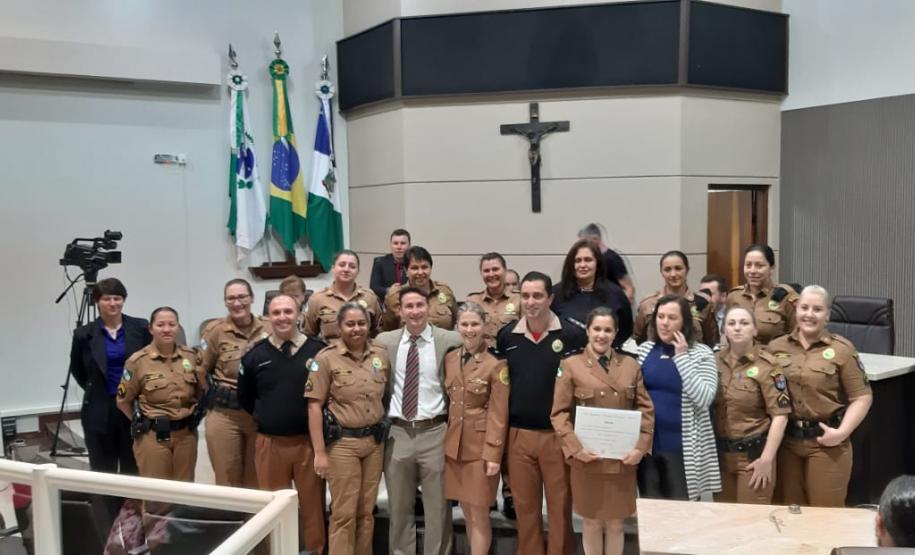 Câmara Municipal entrega Moção de Aplausos para policiais militares femininas de Guarapuava, no Centro-Sul do estado Câmara Municipal entrega Moção de Aplausos para policiais militares femininas de Guarapuava, no Centro-Sul do estado
