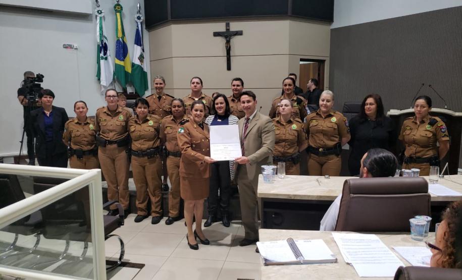 Câmara Municipal entrega Moção de Aplausos para policiais militares femininas de Guarapuava, no Centro-Sul do estado Câmara Municipal entrega Moção de Aplausos para policiais militares femininas de Guarapuava, no Centro-Sul do estado