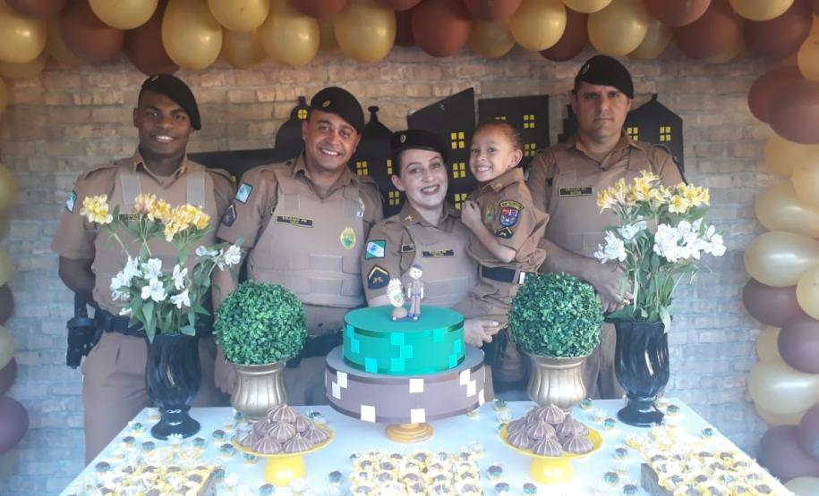 Admiradoras da PM ganham farda e bolo para comemorar aniversário em Guaporema e Moreira Sales (PR) Admiradoras da PM ganham farda e bolo para comemorar aniversário em Guaporema e Moreira Sales (PR)