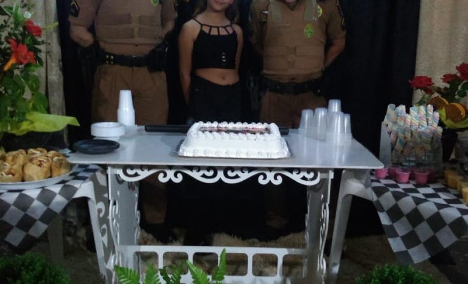 Admiradoras da PM ganham farda e bolo para comemorar aniversário em Guaporema e Moreira Sales (PR) Admiradoras da PM ganham farda e bolo para comemorar aniversário em Guaporema e Moreira Sales (PR)