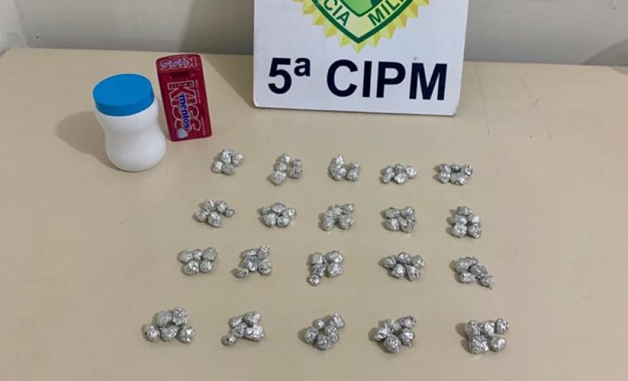 Três pessoas são presas com quase 170 pedras de crack por tráfico de drogas, em situações contínuas Três pessoas são presas com quase 170 pedras de crack por tráfico de drogas, em situações contínuas