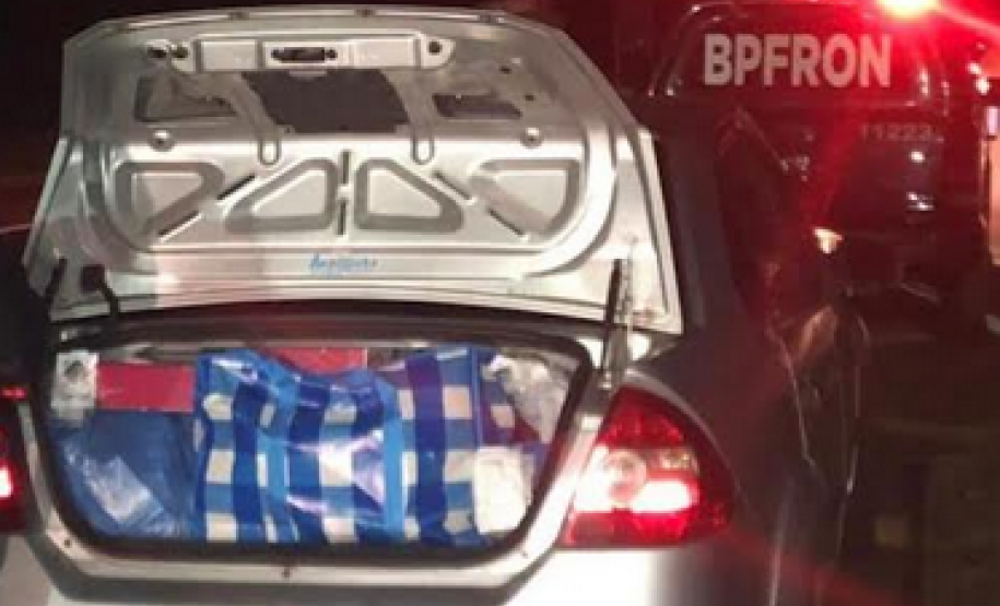 Sem a liberação legal, carro com produtos do Paraguai tenta entrar no Paraná, mas PM retira contrabando de circulação