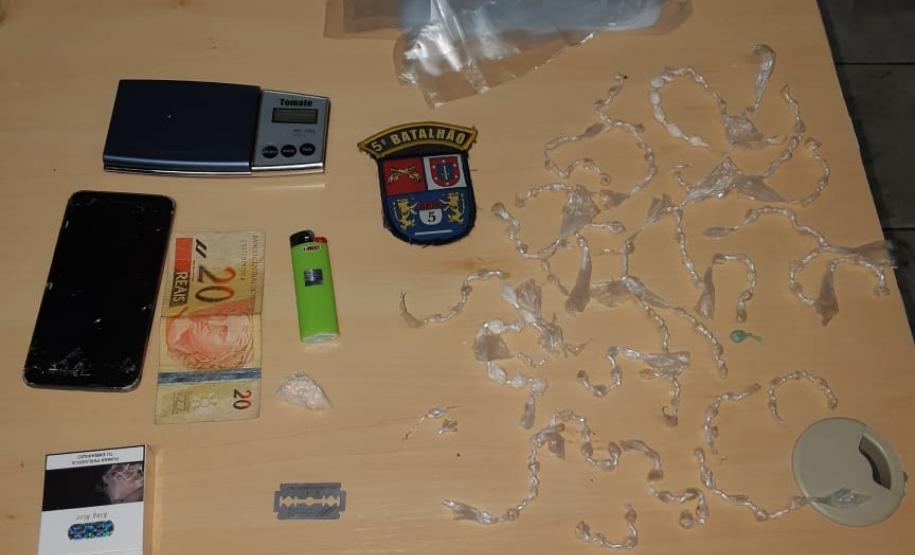 Em situações distintas, PM recupera veículo roubado e apreende 151 pedras de crack em Cambé e Ibiporã, no Norte do estado Em situações distintas, PM recupera veículo roubado e apreende 151 pedras de crack em Cambé e Ibiporã, no Norte do estado