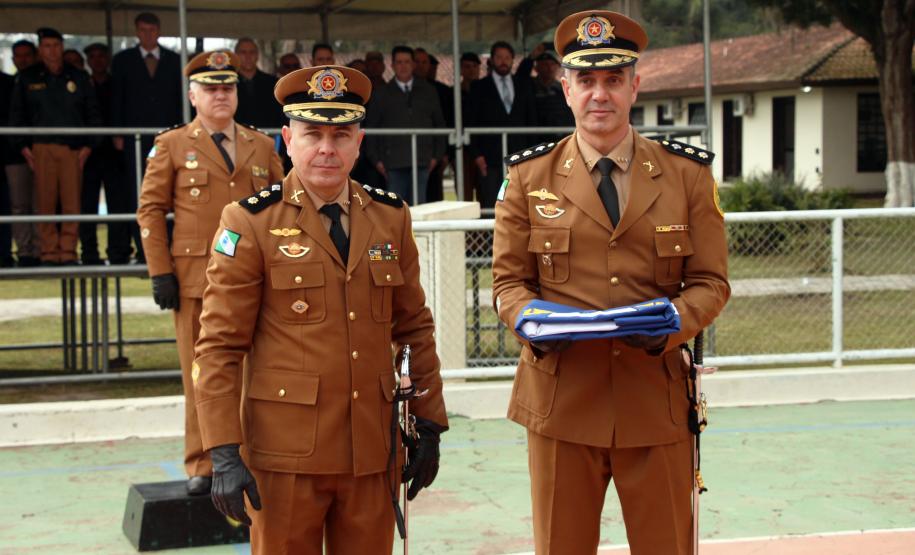 Colombo, 09 de julho de 2019. Passagem de Comando do 22º BPM. Foto: Ten.-Cel. Luiz Marcelo Mazieiro Jakiemiv, Comandante substituto, recebe a insignia de Comandante do 22º BPM.
