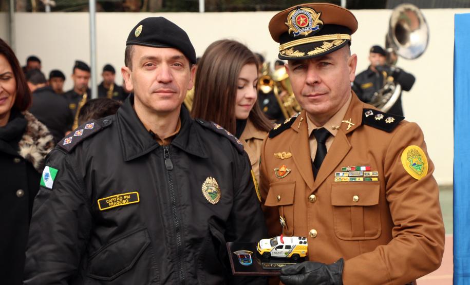 Colombo, 09 de julho de 2019. Passagem de Comando do 22º BPM. Foto: Ten.-Cel. QOPM Sérgio Augusto Ramos, Comandante substituído, recebe uma lembrança do 22º BPM.