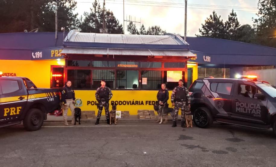 BOPE e PRF evitam que 82 quilos de maconha cheguem a Curitiba ao abordar ônibus de linha em São Luiz do Purunã (PR) BOPE e PRF evitam que 82 quilos de maconha cheguem a Curitiba ao abordar ônibus de linha em São Luiz do Purunã (PR)