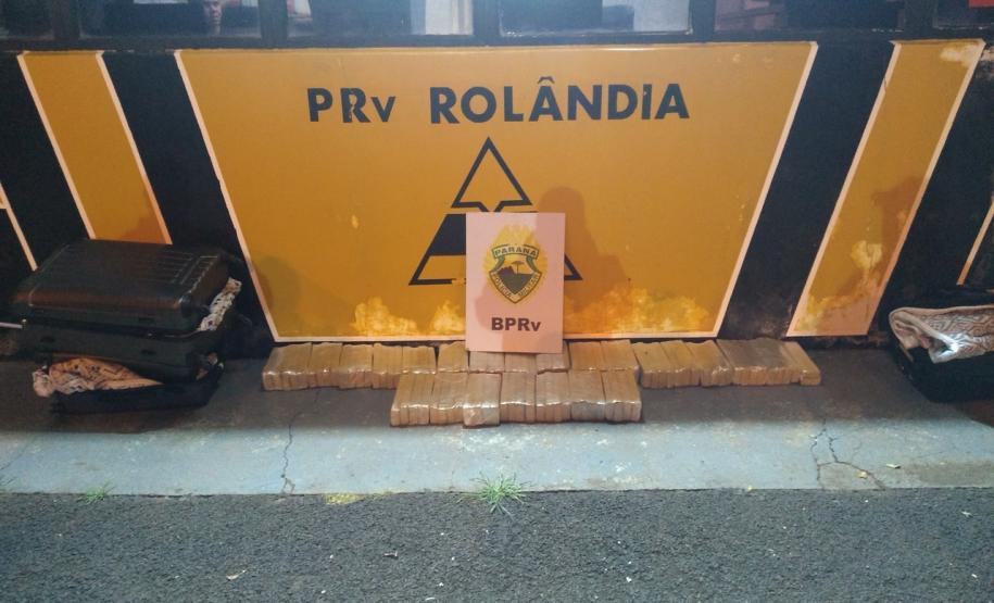 Canil do BPRv apreende mais de 55 quilos de maconha em bagageiro de ônibus em Londrina (PR); dois homens são presos